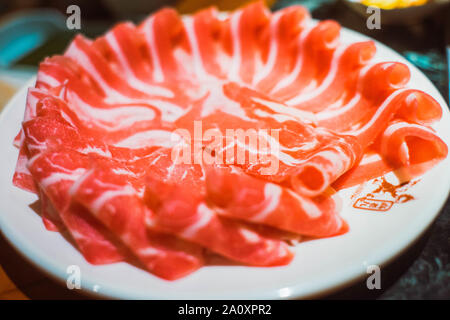 Beef Slices für Chinesische hot pot, mit kochendem Mala würzige Suppe Stockfoto