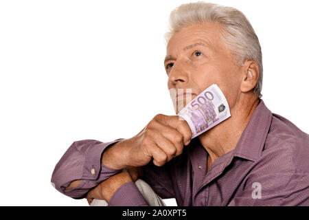 Portrait von älteren Mann mit Euro auf weißem Hintergrund Stockfoto