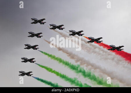 Die italienische Kunstflugstaffel Patrouille, die Freccie Tricolori, in der Ausbildung für eine Demonstration während der Breitling Sion Air Show im Schweizer Luftraum. Stockfoto