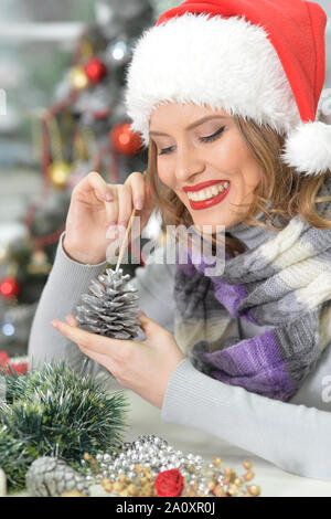 Porträt der glückliche junge Frau in Santa Hut Stockfoto