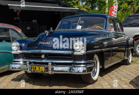 WROCLAW, Polen - 11. August 2019: USA Autos zeigen, 1936 Buick begrenzt. Rostigen Auto, Renovierung. 1951 Chrysler Windsor DeLuxe Six-Passenger Limousine Stockfoto