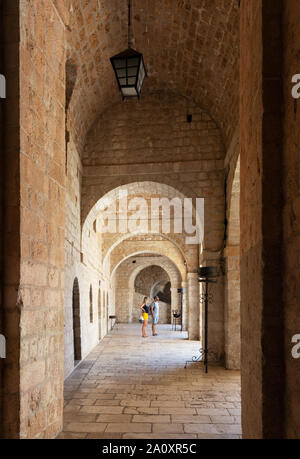 Fort Lovrijenac Inneren sind die Menschen an der Innenseite der mittelalterlichen Festung suchen, Teil der Abwehr der UNESCO Weltkulturerbe Dubrovnik, Kroatien Stockfoto