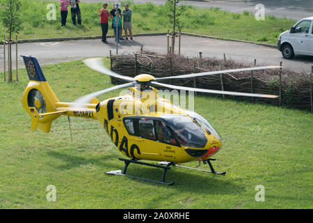 GERA, Deutschland - 29. Mai 2016: Adac Hubschrauber und Krankenwagen Stockfoto