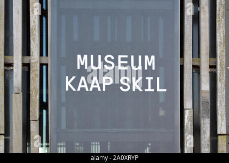 Oudeschild Texel / Niederlande - August 2019: Banner des Museum "Kaap Skil', enthält eine Sammlung von Meer Archäologie und gestrandet waren Stockfoto