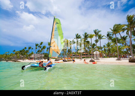 PUNTA CANA, Dominikanische Republik - 23. JUNI 2019: Katamaran segeln in Richtung Ufer des Tropical Playa Bavaro in der Sargassosee Stockfoto