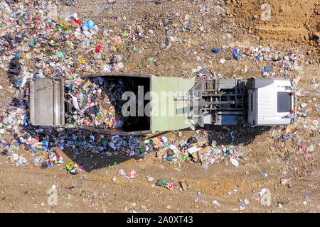 Geladen Müllabfuhr an einem städtischen Deponie entladen, Top-down-Antenne Stockfoto
