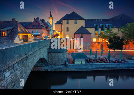 Würzburg, Deutschland. Stadtbild Bild von Würzburg mit alten Main Brücke über den Fluß während der schönen Sonnenaufgang. Stockfoto