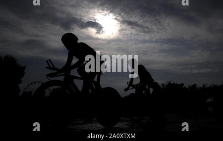 Die niederländische Frauen von Lucinda Marke, Riejanne Markus und Amy Pieters aus vor dem Gewinn des 2019 UCI Road World Championship Team Time Trial Mixed Staffel in Harrogate. Stockfoto