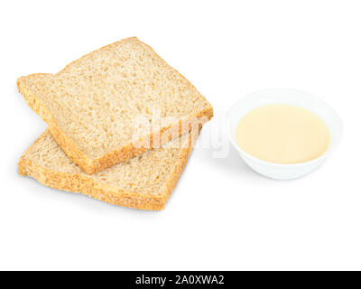 Closeup Brot mit Kondensmilch mit Zucker in einer Schüssel auf weißem Hintergrund. Stockfoto