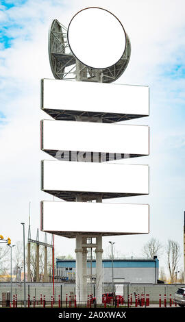 Riesige Werbung stand mit vier horizontale und eine Runde leere Platinen Stockfoto