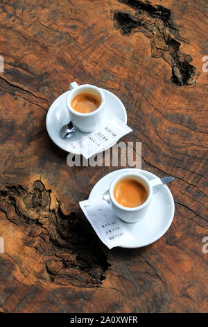 Zwei Kaffee Espresso weiss Cups mit Zucker auf natürliche braune Holztisch, Stockfoto