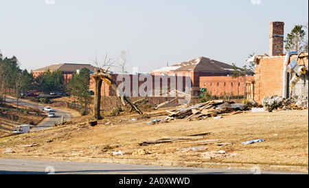 Eine Wohngegend, darunter eine Kirche und eine Schule sind durch einen Tornado, der im Monat März berührt, zerstört. Stockfoto