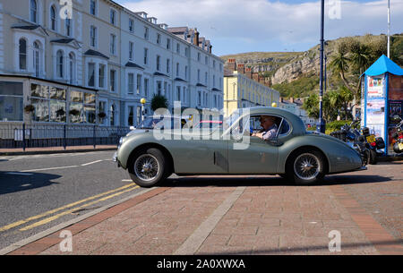 Jaguar XK Club Cars in Runde Großbritannien Küstenstrecke Internationalen teilnehmenden halten am Strand in LLandudno. Geld für Prostatakrebs UK zu erhöhen Stockfoto