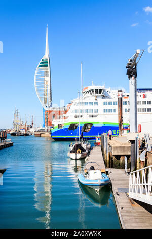 Die Isle of Wight Fähre aus dem Hafen von Portsmouth, der Emirates Spinnaker Tower im Hintergrund, Portsmouth, Großbritannien Stockfoto