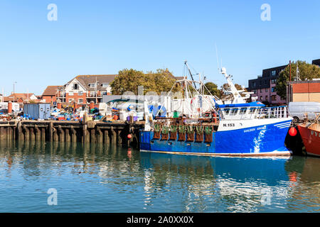 Ein blau-lackierten Fischerboot im Hafen von Portsmouth, England, Großbritannien günstig Stockfoto