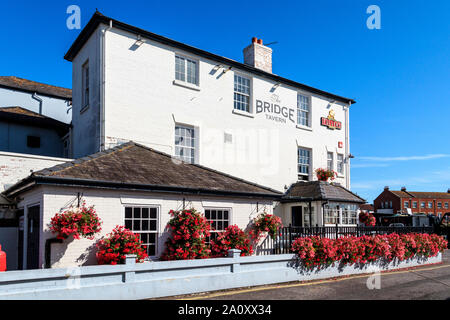 Die Brücke Taverne, ein traditioneller Kai Public House im Hafen von Portsmouth, England, Großbritannien Stockfoto