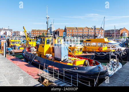 Fischereifahrzeuge, die in einem Kai am Hafen von Portsmouth, England, Großbritannien Stockfoto