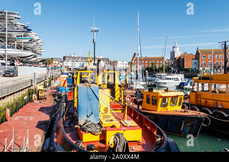 Fischereifahrzeuge, die in einem Kai am Hafen von Portsmouth, England, Großbritannien Stockfoto