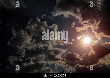 Majestic supercell Thunderstorm mit dramatischen Wolken helle Sonne leuchtet Stockfoto