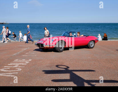 Jaguar XK Club Cars in Runde Großbritannien Küstenstrecke Internationalen teilnehmenden halten am Strand in LLandudno. Geld für Prostatakrebs UK zu erhöhen Stockfoto