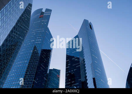 Paris, France - September 2, 2019: Wolkenkratzer im Geschäftsviertel La Defense Paris Frankreich. Touren Société Générale Twin Towers sind 167 m hoch Stockfoto