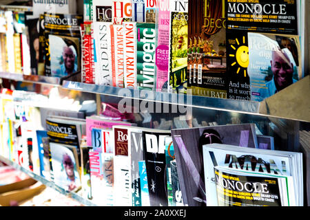 Auswahl der Magazine auf einer News stand Stockfoto