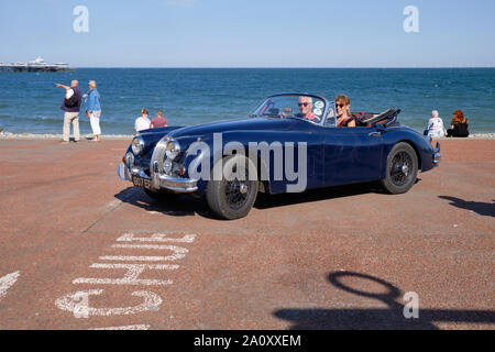 Jaguar XK Club Cars in Runde Großbritannien Küstenstrecke Internationalen teilnehmenden halten am Strand in LLandudno. Geld für Prostatakrebs UK zu erhöhen Stockfoto