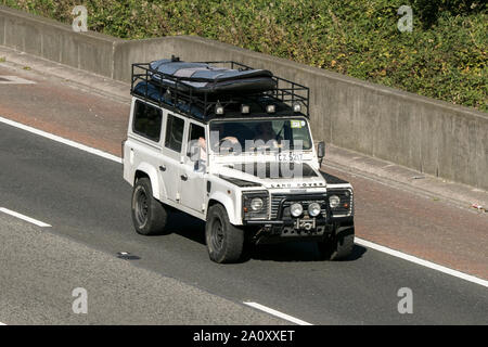 2013 White Classic Land Rover 110 LWB Defender auf der M6 Autobahn in der Nähe von Garstang in Lancashire, Großbritannien Stockfoto