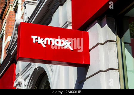 Zeichen für TK Maxx, London, UK (Tottemham Court Road) Stockfoto