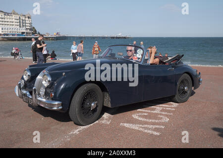 Jaguar XK Club Cars in Runde Großbritannien Küstenstrecke Internationalen teilnehmenden halten am Strand in LLandudno. Geld für Prostatakrebs UK zu erhöhen Stockfoto