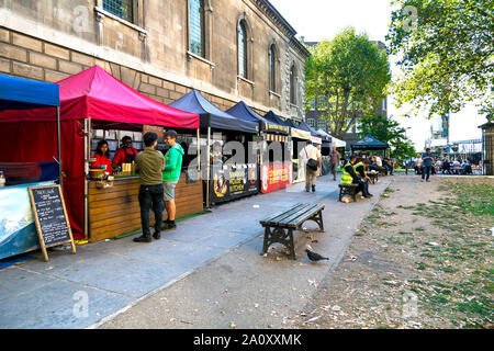 Essen Markt von St Giles in den Bereichen Kirche in Tottenham Court Road, London, UK Stockfoto