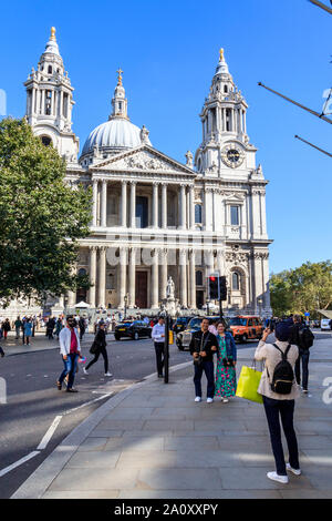 Touristen fotografieren Vor der St Paul's Cathedral, London, UK Stockfoto