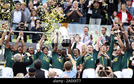 München, Bayern, Deutschland. 22 Sep, 2019. Der Gewinner wird Südafrika mit der Schale. Final, Rugby Turnier, Fidschi vs Südafrika. München, Olympia Stadion, Sept. 22, 2019, die Teams von Neuseeland, England, Australien, Südafrika, Deutschland, Fidschi, den USA und Frankreich an diesem Tag 2 Turnier teilnehmen, Kredit: Wolfgang Fehrmann/ZUMA Draht/Alamy leben Nachrichten Stockfoto