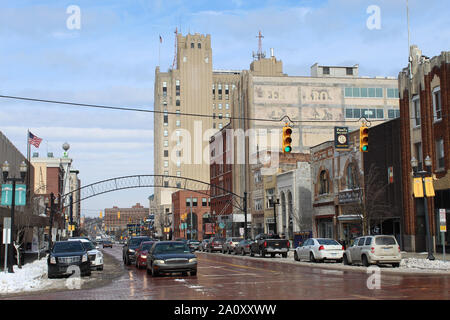 Saginaw Street in der Innenstadt von Flint, Michigan im Winter Stockfoto