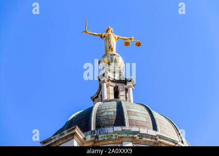 Statue von Lady Gerechtigkeit durch den britischen Bildhauer F. W. Pomeroy auf der Kuppel des Zentralen Strafgerichtshof, Old Bailey, London EC4, VEREINIGTES KÖNIGREICH Stockfoto