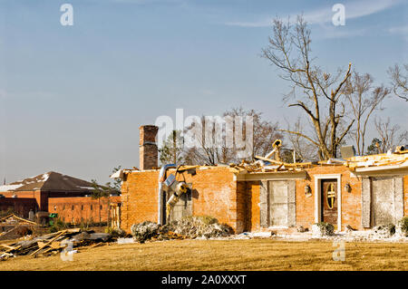Eine Wohngegend ist von einem Tornado, der im Frühling in den Monat März berührt, zerstört. Stockfoto