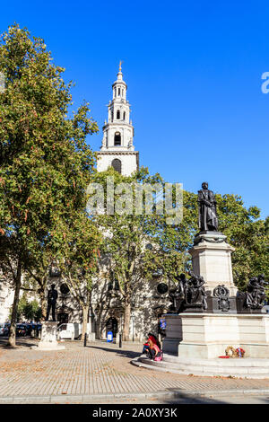 Eine Statue des viktorianischen Premierminister William Gladstone vor St Clement Danes" Kirche auf dem Strand, London, UK Stockfoto