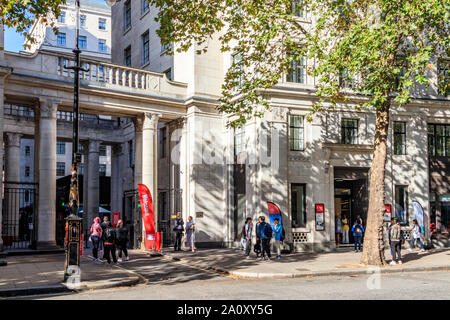 Studenten außerhalb der King's College London Student Union Strand Campus im Bush House, einst die Heimat der BBC, am Beginn der Amtszeit, London, UK Stockfoto