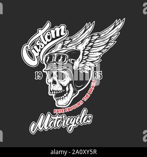 Custom Motorräder. Plakat Vorlage mit Schädel in winged Racer Helm. Design Element für Poster, Logo, Beschriftung, Schild, Abzeichen. Vector Illustration Stock Vektor