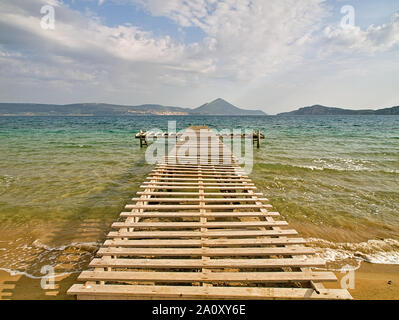 Rauhe hölzerne Seebrücke, über Meer, Wasser, Lagune von Gialova, Peloponnes, Griechenland. Stockfoto