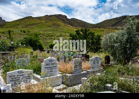 Dogubayazıt, Türkei: Gräber, Grabsteine und Blumen auf dem Friedhof neben dem kleinen Moschee in der Nähe des Ishak Pasha Palast und das Schloss von alten Beyazit Stockfoto