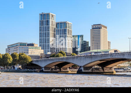 Waterloo Bridge und die South Bank, über die Themse von der Victoria Embankment, London, UK Stockfoto