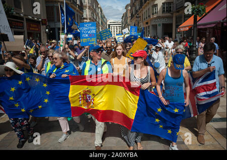 Anti-brexit Demonstranten März mit Flaggen während des Protestes. eine Gruppe von britischen Menschen in Malaga die Rechte, dass britische Staatsbürger, die in Spanien leben aktuell halten und Unterstützung, um Ihre spanischen Freunde, die in Großbritannien leben zu schützen, indem gegen die britischen Europa verlassen protestieren. Stockfoto