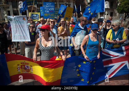 Anti-brexit Demonstranten März mit Flaggen während des Protestes. eine Gruppe von britischen Menschen in Malaga die Rechte, dass britische Staatsbürger, die in Spanien leben aktuell halten und Unterstützung, um Ihre spanischen Freunde, die in Großbritannien leben zu schützen, indem gegen die britischen Europa verlassen protestieren. Stockfoto