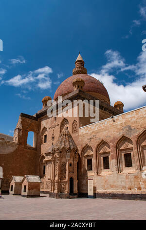 Dogubayazıt, Türkei, Naher Osten: Die wichtigsten Kuppel und Minarett der berühmten ishak Pasha Palace, dem berühmten semi-Palast der osmanischen Zeit ruiniert Stockfoto