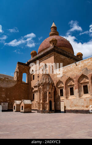 Dogubayazıt, Türkei, Naher Osten: Die wichtigsten Kuppel und Minarett der berühmten ishak Pasha Palace, dem berühmten semi-Palast der osmanischen Zeit ruiniert Stockfoto