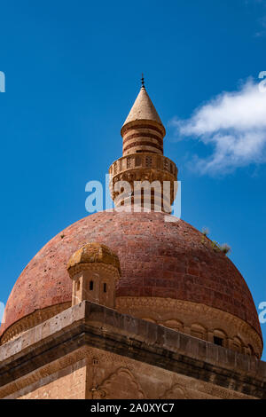 Dogubayazıt, Türkei, Naher Osten: Die wichtigsten Kuppel und Minarett der berühmten ishak Pasha Palace, dem berühmten semi-Palast der osmanischen Zeit ruiniert Stockfoto