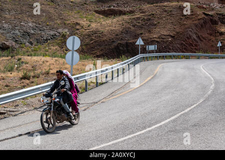 Die Türkei, Naher Osten: Ein kurdisches Paar auf einem Motorrad auf den Straßen von Dogubayazıt, einer Stadt 15 km südwestlich von Mount Ararat an der Grenze zu Armenien und Iran Stockfoto