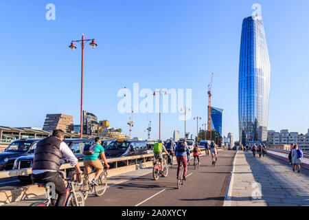 Radfahrer und Pkw auf der Blackfriars Bridge in der rush hour, die Vase (Nr. 1 Blackfriars) im Hintergrund, London, UK Stockfoto