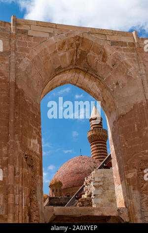 Dogubayazıt, Türkei: die Kuppel und Minarett der Ishak Pasha Palace, ein halb-zerstörten Palast der osmanischen Periode, durch das Eingangstor zu sehen Stockfoto